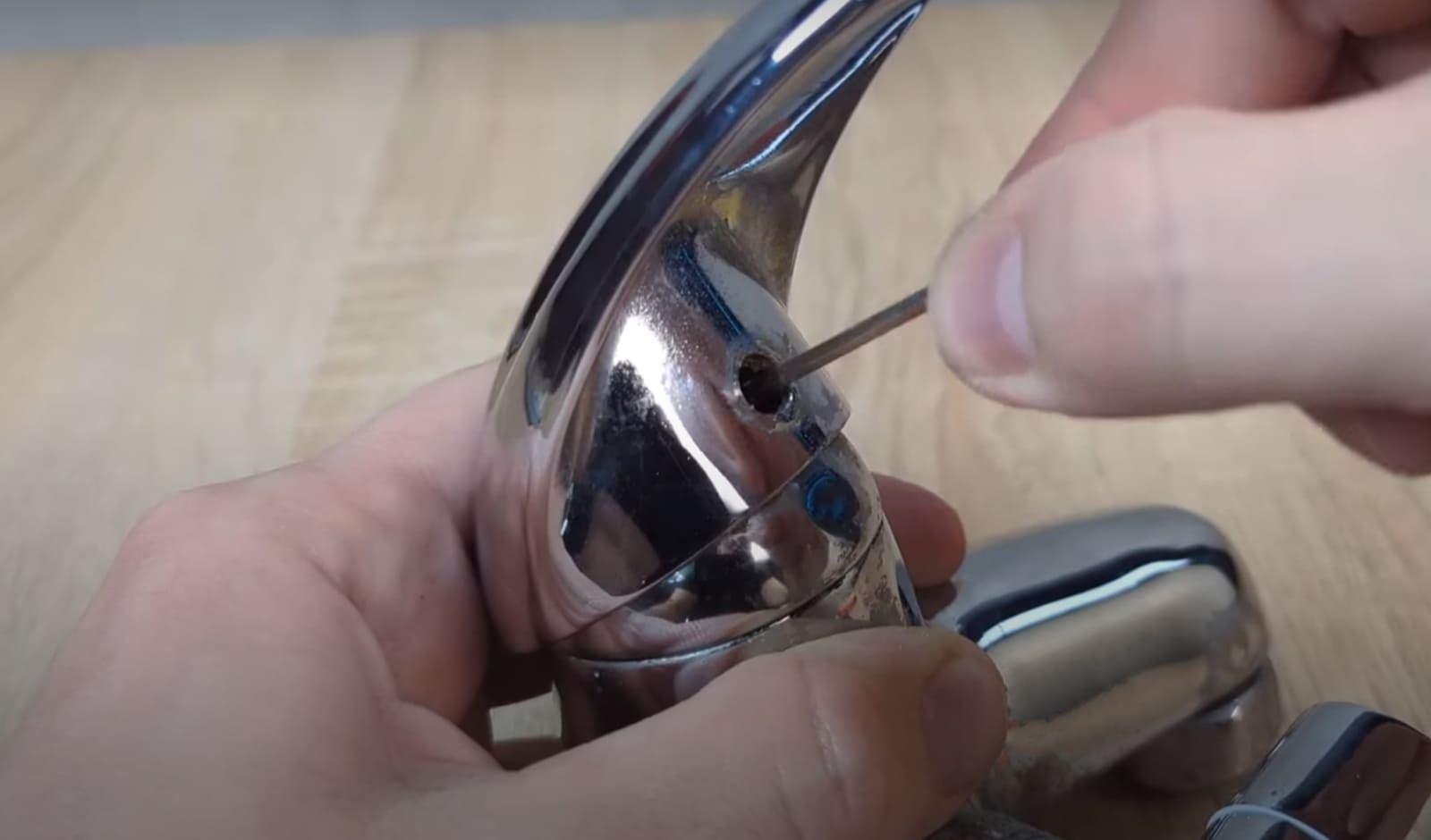 выкрутите стопорный винт